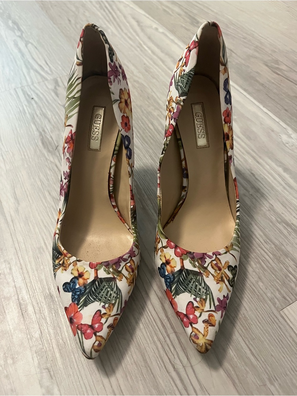 GUESS Women's White Floral Pointed-Toe Pumps spring